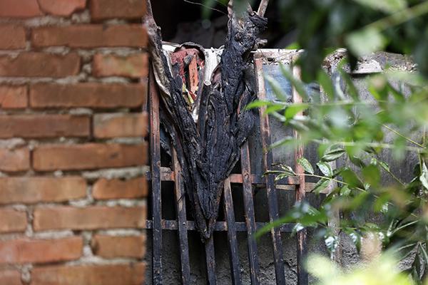 被燒焦的窗沿。澎湃新聞?dòng)浾?雍凱 圖