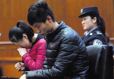 昨日，因殺死自己的親生兒子，被告人王某受審，其男友喬某則因涉嫌幫助毀滅證據(jù)罪受審。