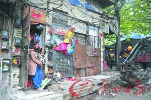 阿姨看著大家清理她堆積的垃圾。廣州日報(bào)記者李波 攝