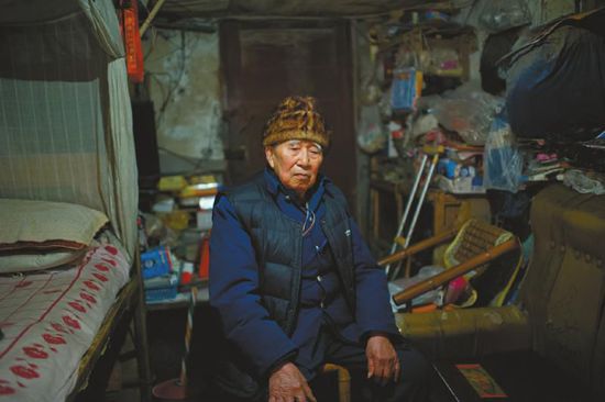 1月14日，成都五塊石車站附近，廖弟友在家接受記者采訪。