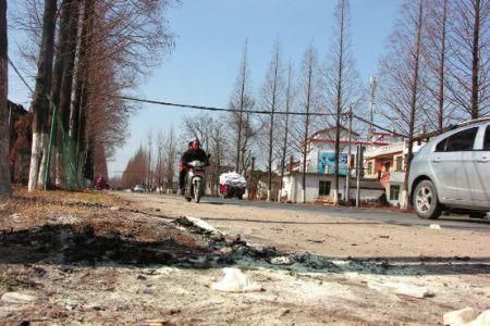 現(xiàn)場有條帶血的輪胎印記。