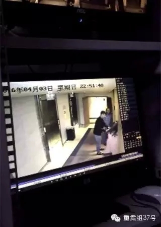 一女子在酒店被陌生男子拖拽。    視頻截圖