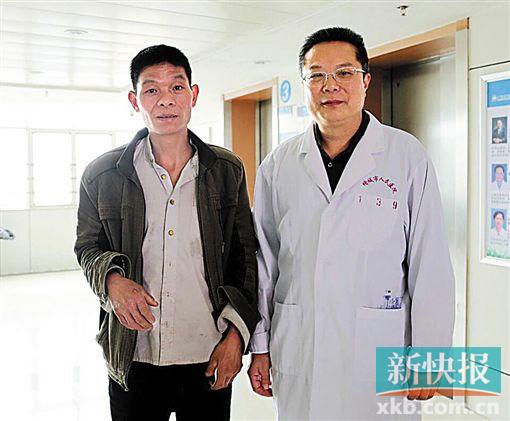 黃式水與增城區(qū)人民醫(yī)院醫(yī)生合影。 通訊員供圖