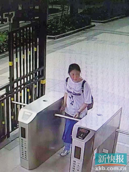 小區(qū)監(jiān)控拍到,保姆“李晴”于14日下午1時(shí)55分背著官女士的背包離開。均為當(dāng)事人供圖