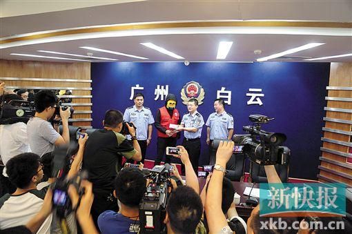 因舉報涉毒案件線索而獲獎的“快遞小哥”戴著面具領(lǐng)取獎金。