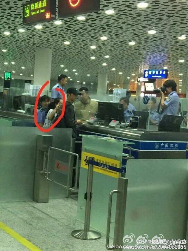 網(wǎng)友在得知此事后，紛紛炮轟上傳照片的人，認為該舉動嚴重侵犯了一人的隱私，涉嫌犯罪