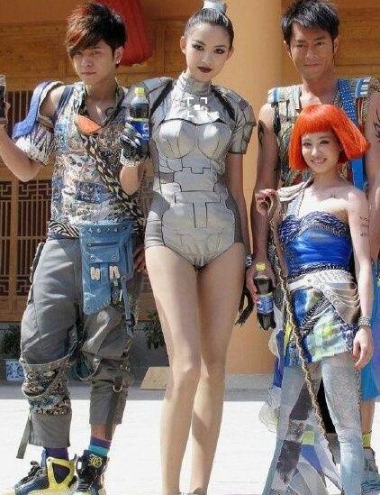 在張梓琳面前，章子怡的胸才到人家腰線的位置……