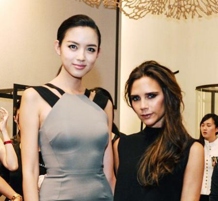 你說那是因?yàn)樨惿┨?？那我們換個(gè)人看看？