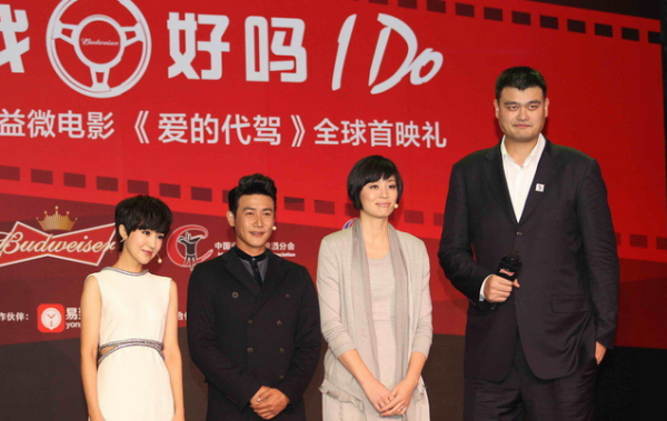 易建聯(lián)與姚明的合影本來好好的，丁俊暉一出現(xiàn)，立馬變“深V”，心疼小暉一秒