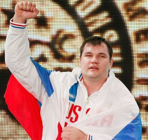 圖為2015年11月28日，阿列克謝·洛夫切夫在2015舉重世錦賽男子105公斤級頒獎儀式上慶祝。