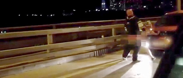 當(dāng)過往司機(jī)發(fā)現(xiàn)這對(duì)夫婦在立交橋上的奧迪汽車引擎蓋上“嘿咻”時(shí)，許多人靠邊停車觀看。（視頻截圖）