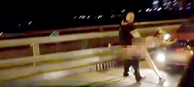 盡管許多人圍觀，但這對(duì)夫婦似乎對(duì)于露天表演毫不在意。（視頻截圖）