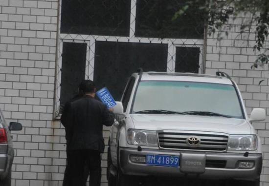 程父與程的“司機”在居住小區(qū)內(nèi)將黑AB0040車牌更換為黑M41899車牌，倆車牌號均為空號