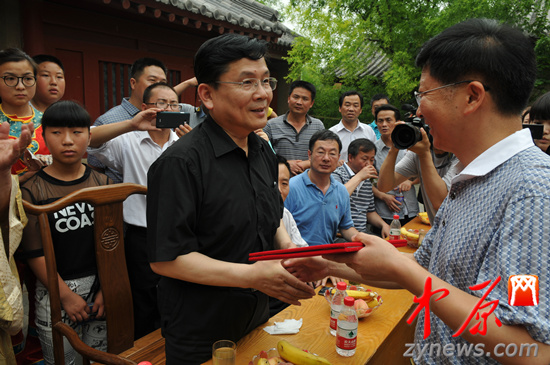 余光中、汪國真做客杜甫故里 共話詩圣家國情懷