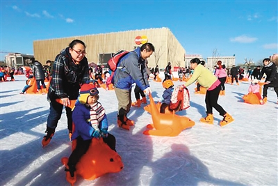 游客體驗(yàn)五棵松冰世界體育樂園。