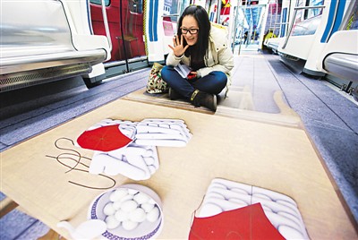 圖為試乘乘客流連忘返。