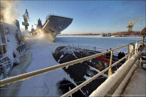 資料圖：2011年冬天正在進(jìn)行最后改裝的戈爾什科夫號航母。