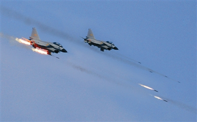 戰(zhàn)機對地攻擊。劉應(yīng)華攝