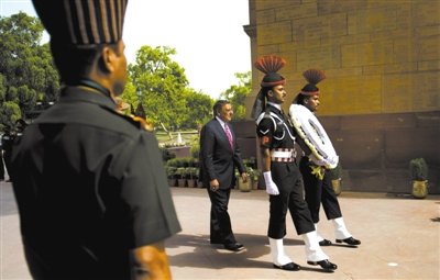 　　6日，帕內(nèi)塔在新德里。他在印度訪問時稱，美國愿意為印度提供最先進的武器