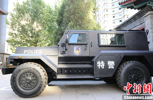 　　國產輕型聯(lián)合越野戰(zhàn)車側面照。張龍云攝