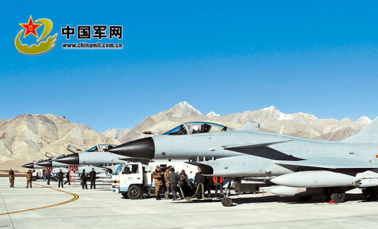 后勤官兵進(jìn)駐雪域高原機(jī)場(chǎng)提供后勤支撐。解放軍報(bào)特約記者 劉應(yīng)華攝
