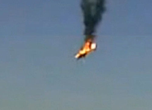 照片顯示直升機(jī)在空中被火箭擊中著火，然后墜落地面