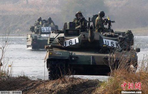 　資料圖：2011年11月2日，韓國軍隊(duì)在首爾東南100公里的驪州進(jìn)行軍事演習(xí)。