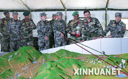 資料圖：2007年12月23日，中印陸軍聯(lián)合軍演中印參訓(xùn)指導(dǎo)組成員在進(jìn)行訓(xùn)練磋商