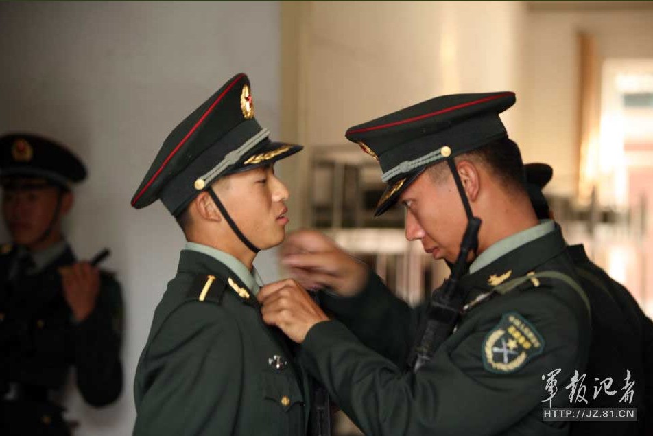 走進(jìn)裝甲兵工程學(xué)院2012級(jí)新生閱兵場