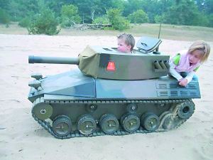 為了讓3歲兒子玩得拉風，荷蘭父親9個月時間造了這輛坦克。