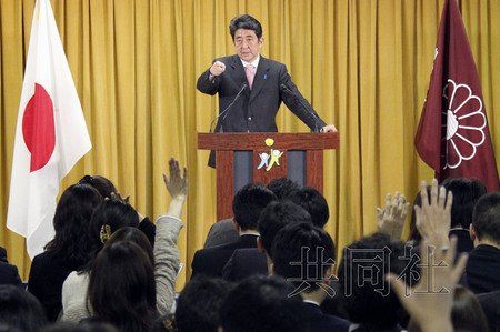 12月17日，日本自民黨總裁安倍晉三17日在黨總部會(huì)見記者，表示考慮與日本維新會(huì)和眾人之黨攜手修改憲法。