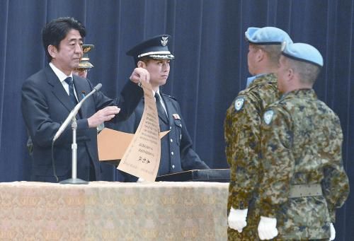20日，日本首相安倍晉三向回國的戈蘭高地維和自衛(wèi)隊遞交政府獎狀。安倍在儀式上稱，近年“日本周邊的安全保障環(huán)境更加嚴峻”，為此將修改《防衛(wèi)計劃大綱》，進一步加強日美同盟。