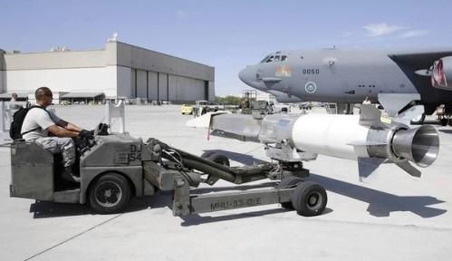 資料圖：美軍嘗試將“X-51 Wave Rider”飛行器掛在一架“B-52”轟炸機(jī)下，發(fā)射升空。