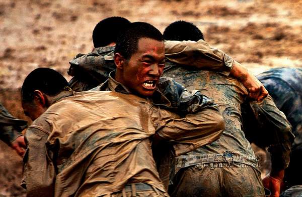 資料圖：濟(jì)南軍區(qū)某部特種兵魔鬼訓(xùn)練。