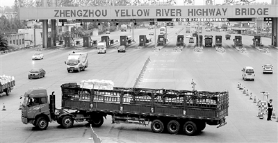 一輛6軸大貨車被路政人員勸阻后，掉頭返回