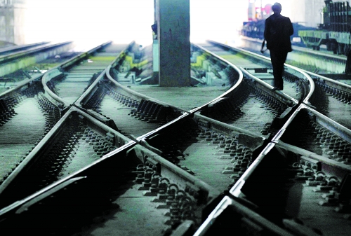 ▲鄭州地鐵1號線醫(yī)學(xué)院站，地下18米縱橫交錯的鐵軌伸向遠(yuǎn)方。