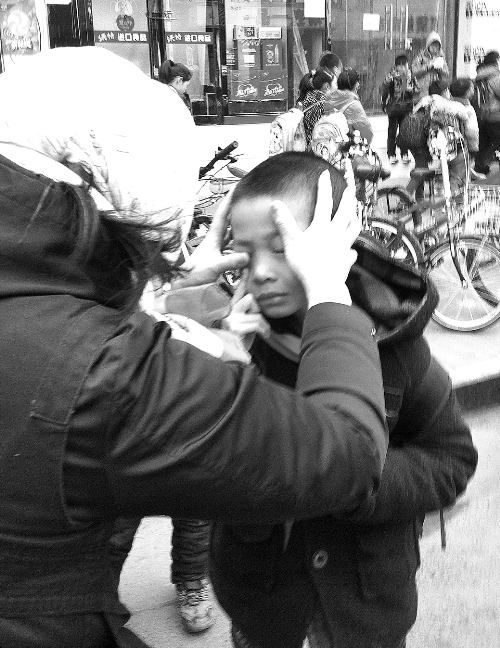 春天風(fēng)沙大，一孩子被風(fēng)沙瞇了眼