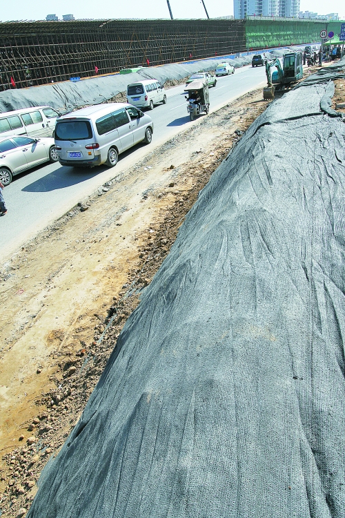 豐樂路與北三環(huán)交叉口，修路的土被歸置得整整齊齊，并用黑網(wǎng)覆蓋，既保暢通又避免了揚塵。