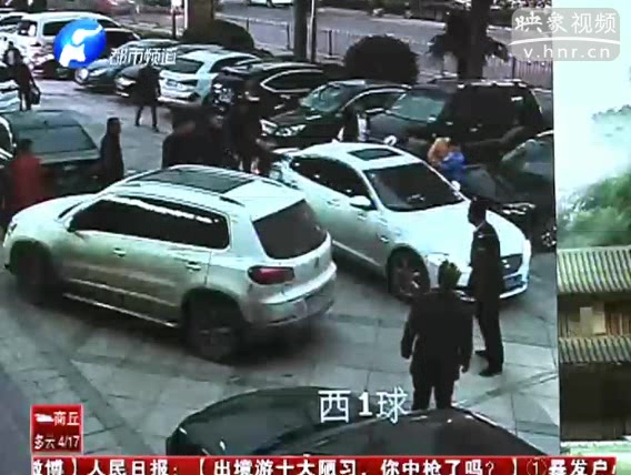 開(kāi)豪車撞保安 只因一個(gè)停車位