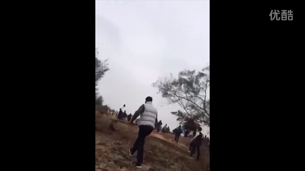 廣東退休官員修墓被指破壞鄰居祖墳風(fēng)水，雙方百人火拼現(xiàn)槍聲