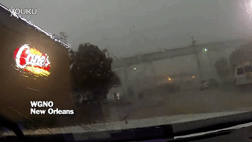 好可怕！大風(fēng)把火車從橋上吹了下來(lái)