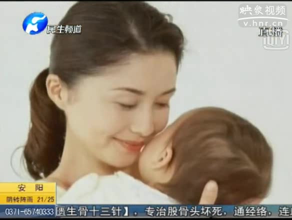 大人親吻孩子或?qū)е虏目谌? title=