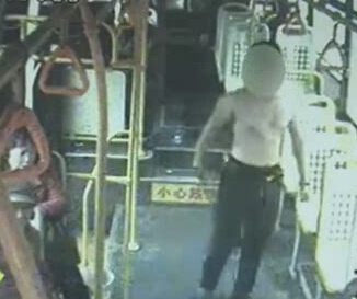 上車光膀子 這是要干啥？