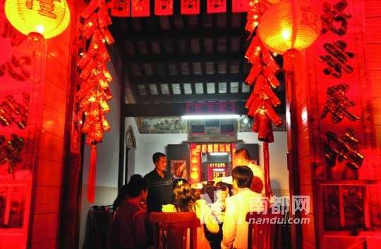 　　海口人把除夕的年夜飯稱為“吃圍爐”。