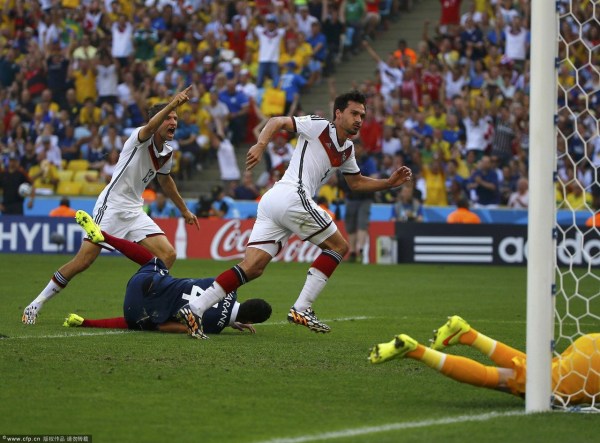 第13分鐘，胡梅爾斯頭球破門