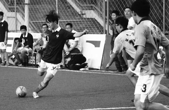 只要有球踢，小伙子們就很高興