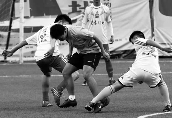 奪冠熱門(mén)球隊(duì)美意門(mén)業(yè)，上半場(chǎng)就踢出了5:0的一邊倒局面