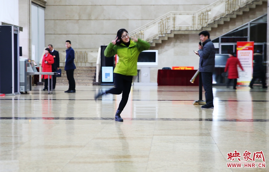 南樂天完成一個(gè)采訪后，興奮的跳了起來。