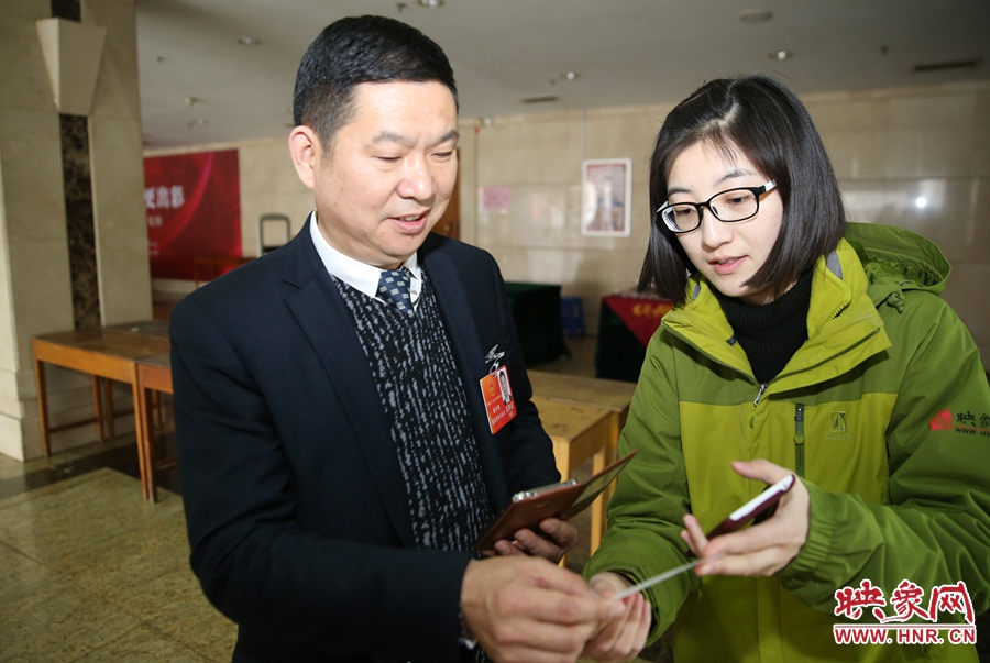 幫代表使用大象融媒映象網(wǎng)微信打印機(jī)現(xiàn)場(chǎng)打印照片。