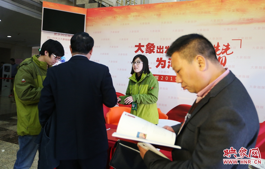 向代表、委員講解大象融媒旗下出品的新聞產(chǎn)品。